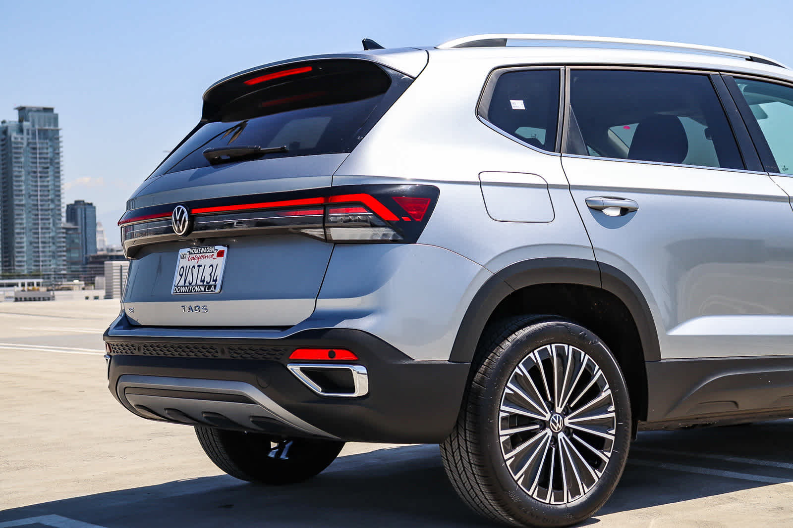 New 2025 Volkswagen Taos SE FWD image 9