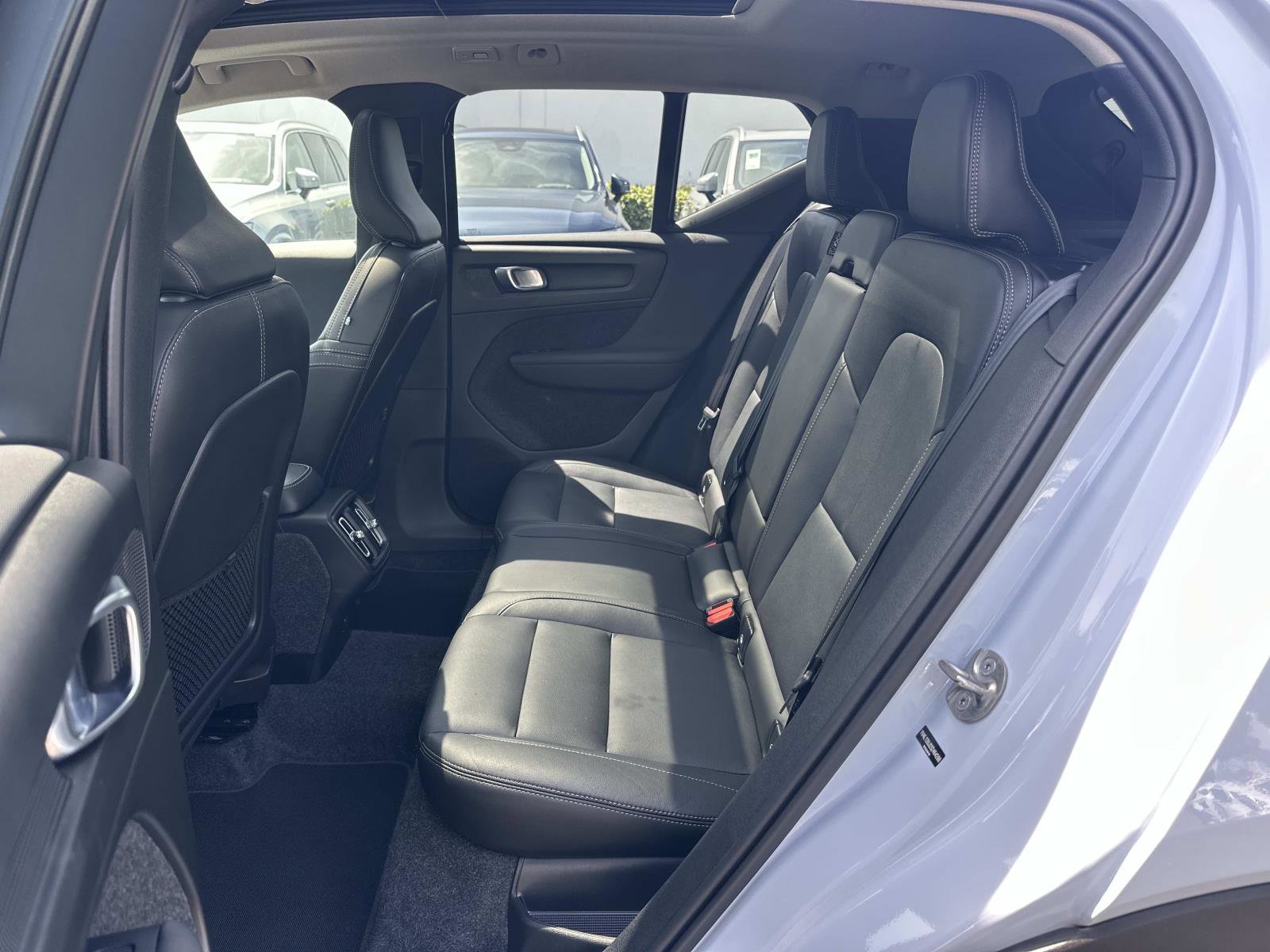 Used 2025 Volvo XC40 B5 Core w/ Climate Package image 21