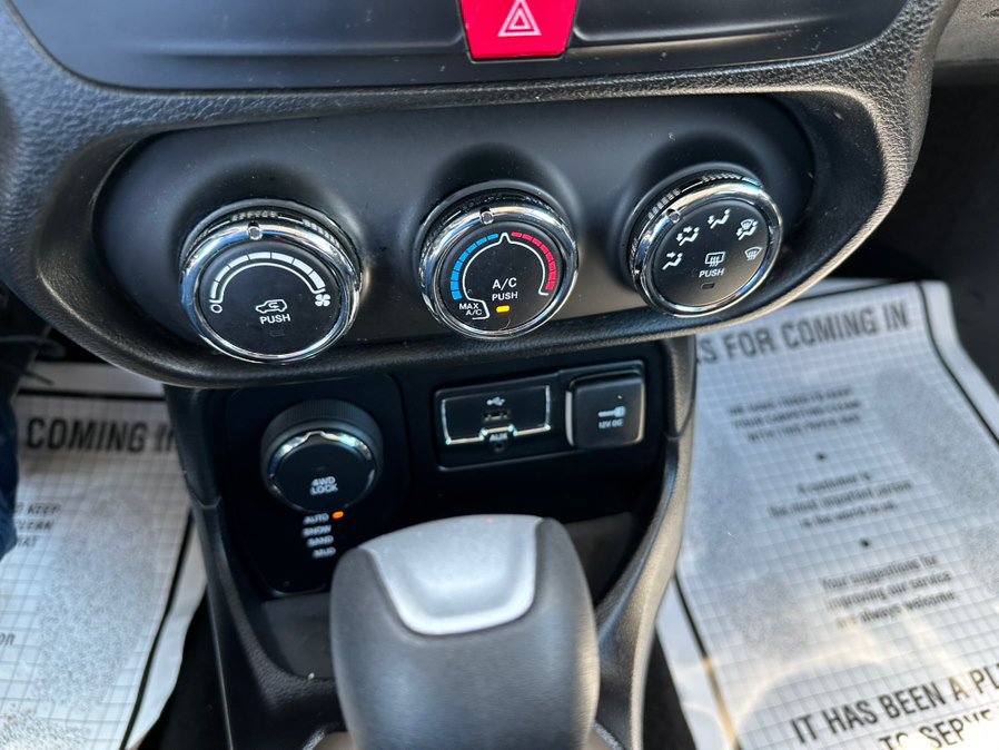 Used 2017 Jeep Renegade Latitude AWD/4WD image 21