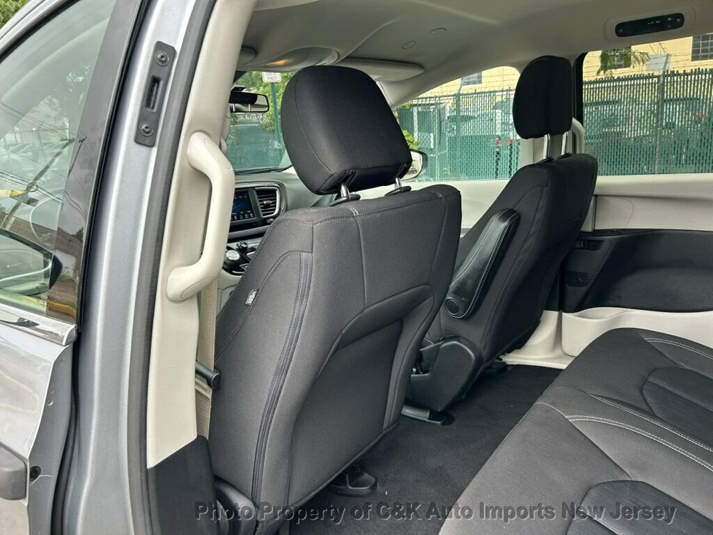 Used 2020 Chrysler Voyager L FWD image 33