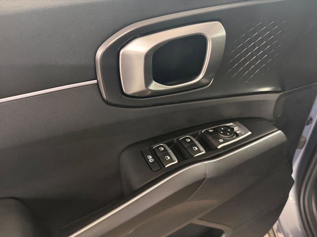 Used 2023 Kia Sorento LX image 12