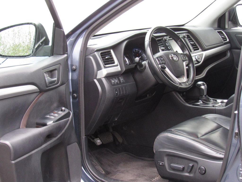 Used 2017 Toyota Highlander XLE AWD/4WD image 9