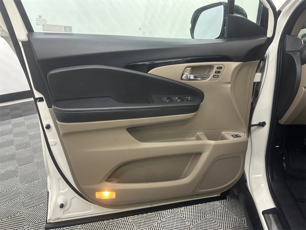 Used 2018 Honda Pilot Touring image 11