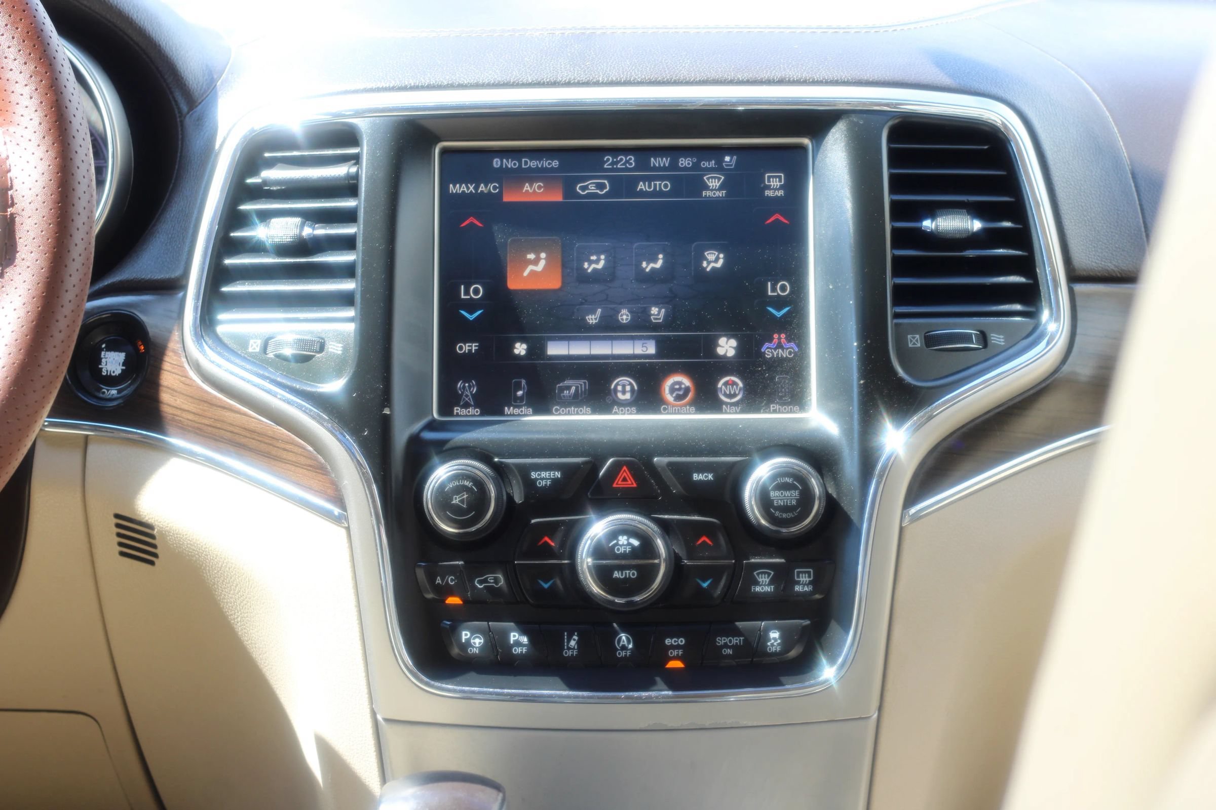 Used 2017 Jeep Grand Cherokee Overland w/ Jeep Active Safety Group AWD/4WD image 18
