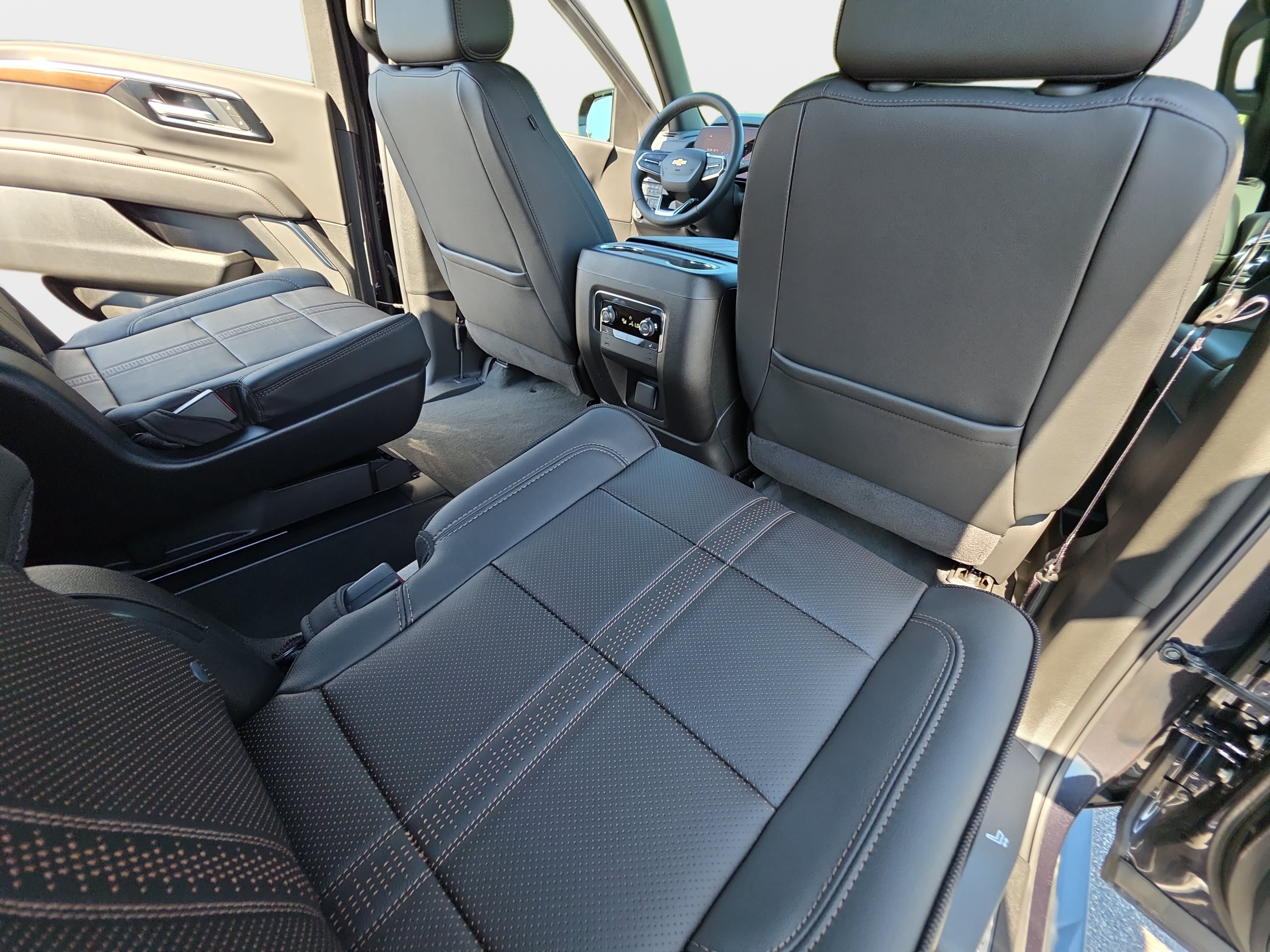 Used 2025 Chevrolet Suburban High Country AWD/4WD image 11