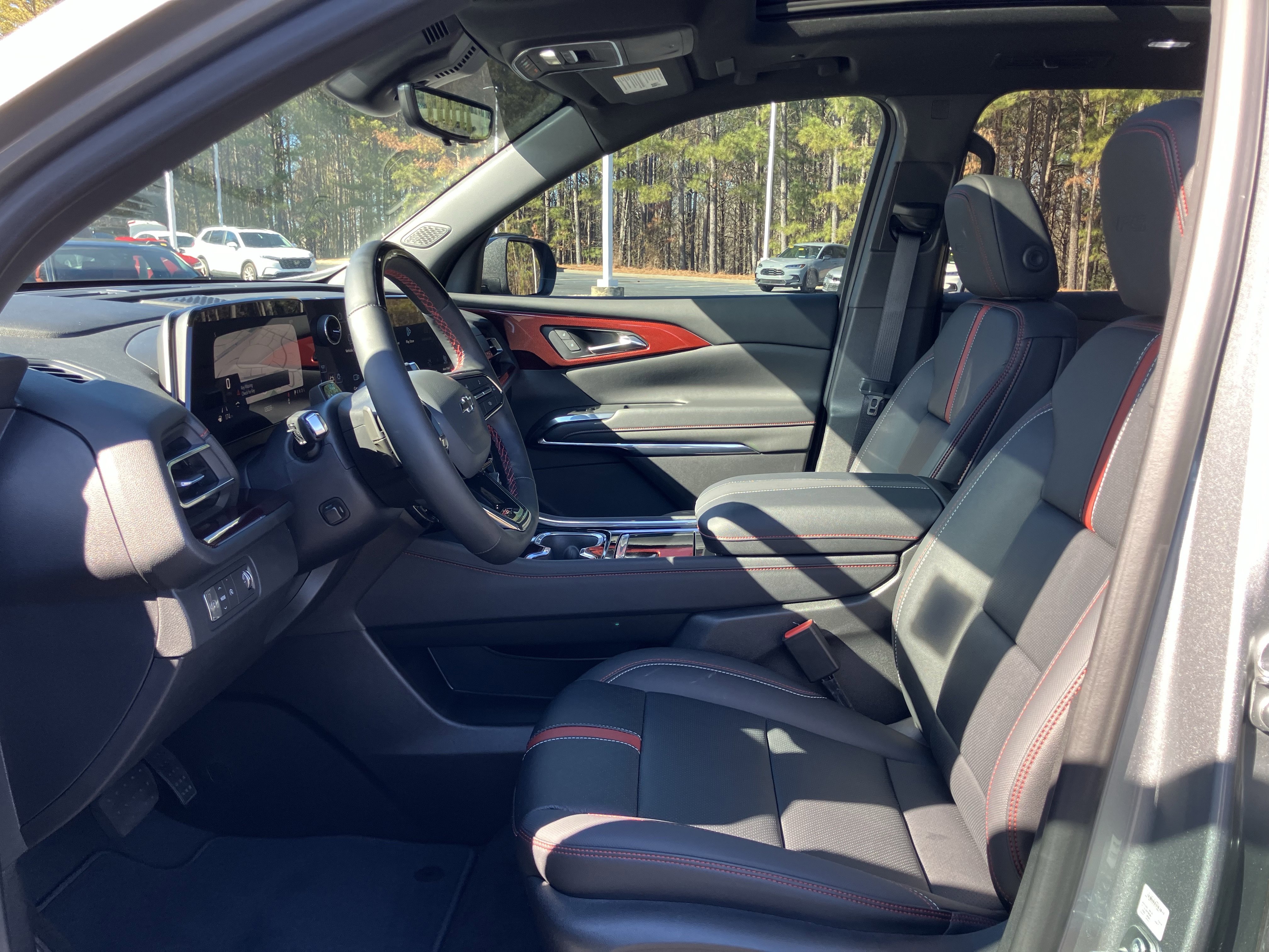 Used 2025 Chevrolet Traverse RS image 16