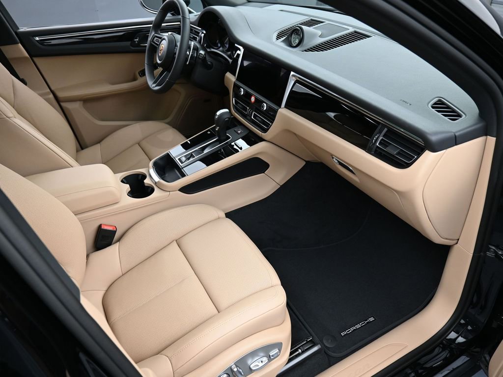 Used 2025 Porsche Macan AWD/4WD image 31