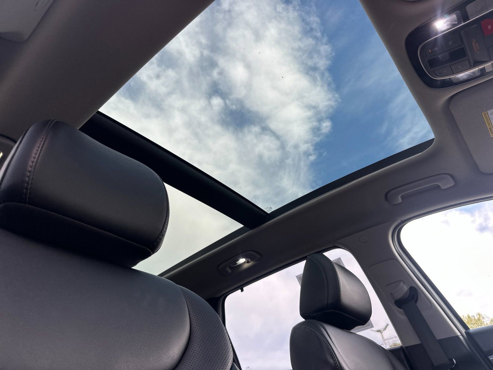 Used 2023 Hyundai Santa Fe SEL Premium image 18