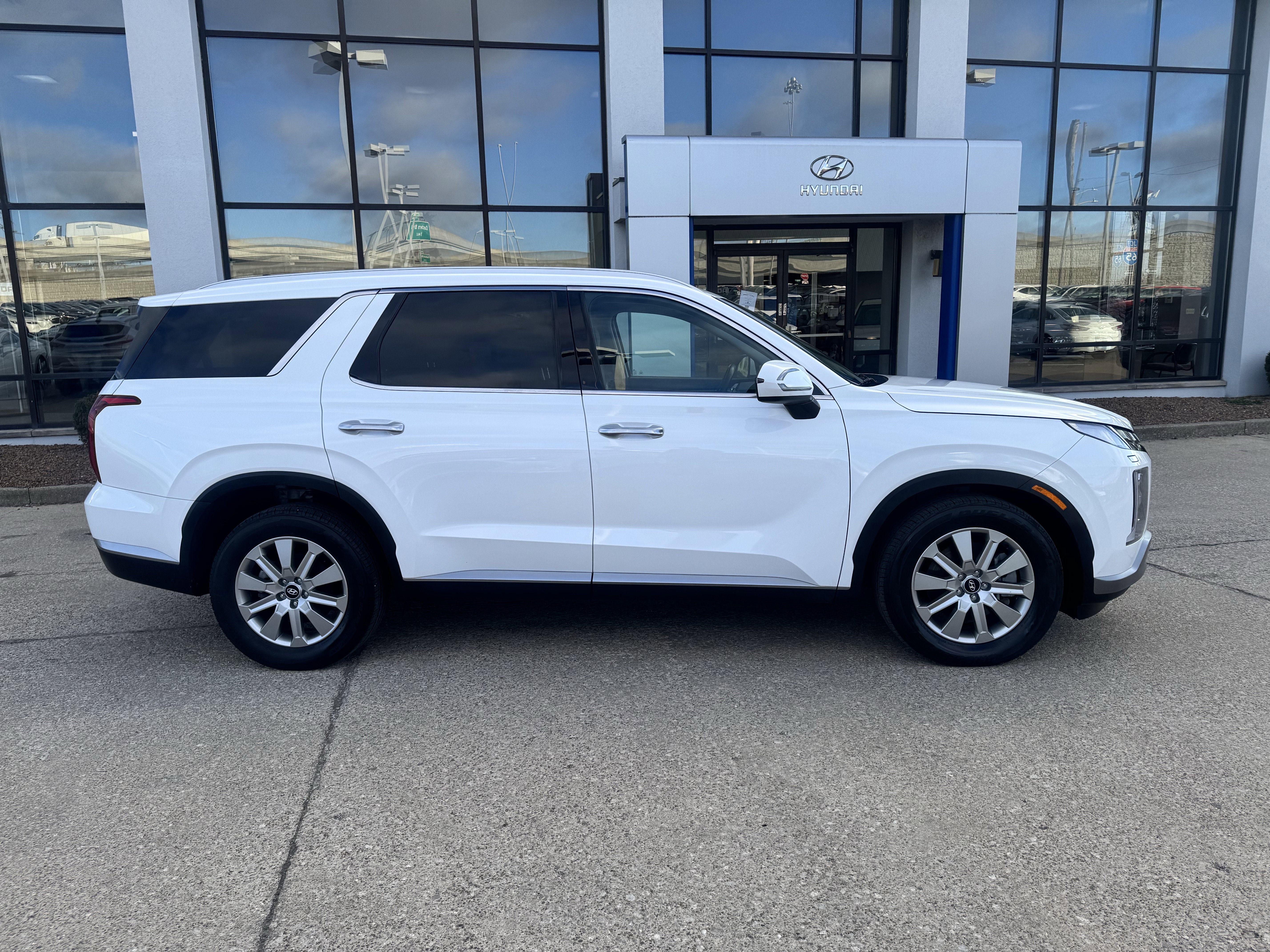 Used 2023 Hyundai Palisade SEL image 3