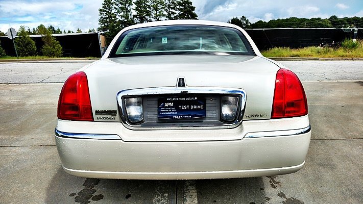 Used 2006 Lincoln Town Car Signature RWD image 8