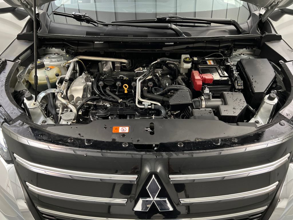 Used 2025 Mitsubishi Outlander SE image 73