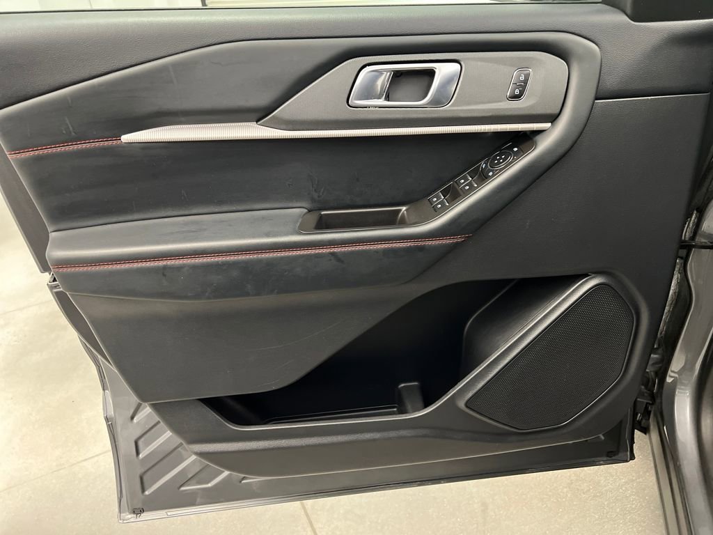 Used 2025 Ford Explorer ST-Line w/ ST-Line Street Pack image 11