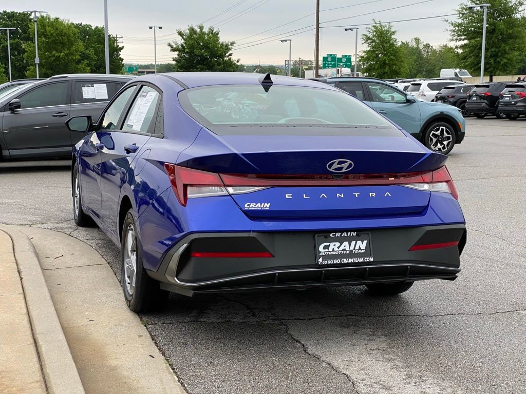 Used 2024 Hyundai Elantra SE FWD image 5