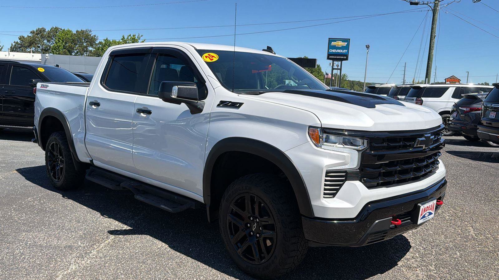 Used 2024 Chevrolet Silverado 1500 LT Trail Boss w/ LT Trail Boss Premium Package AWD/4WD image 3