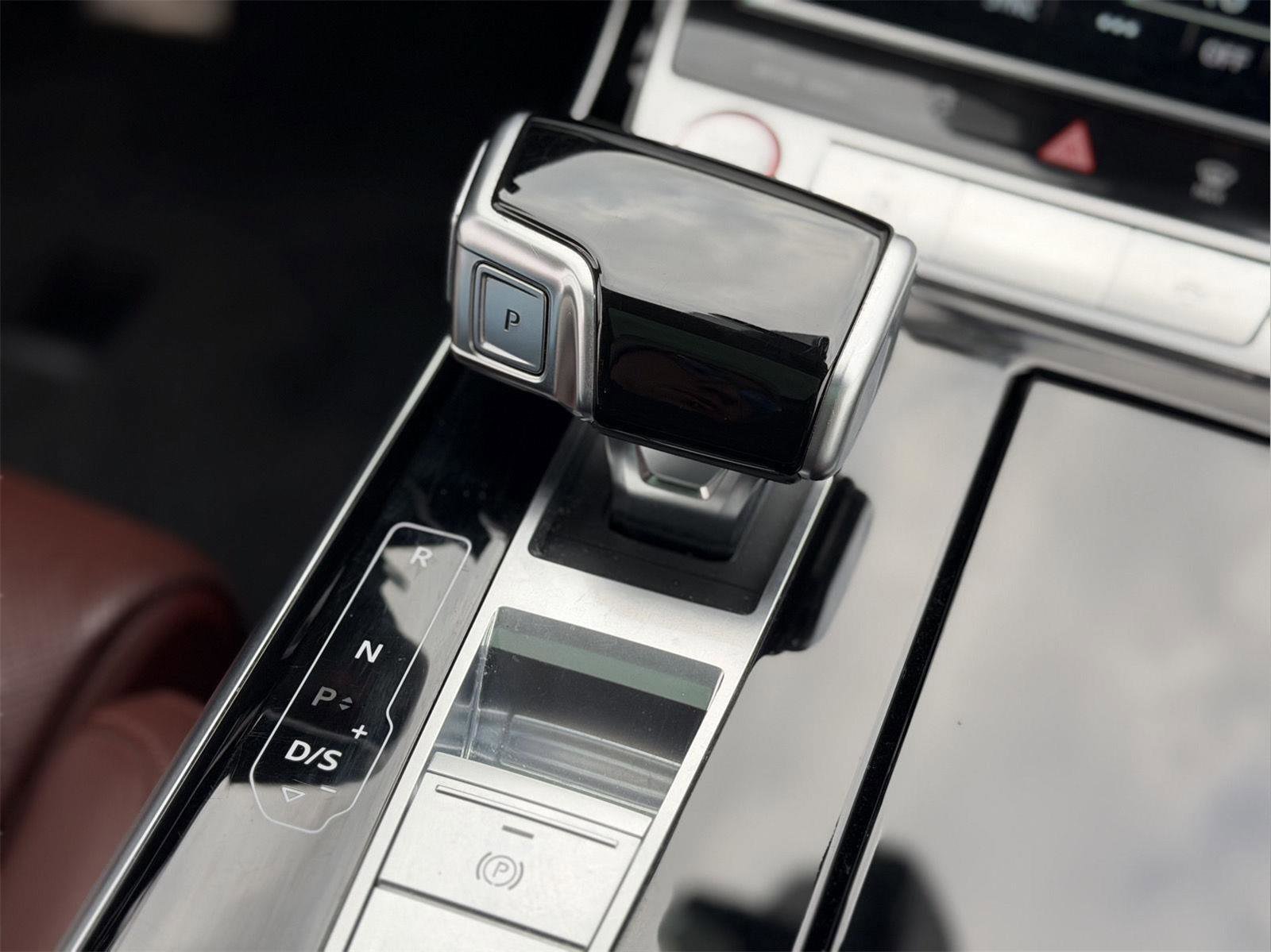 Used 2020 Audi S8 L w/ S8 Executive Package image 25