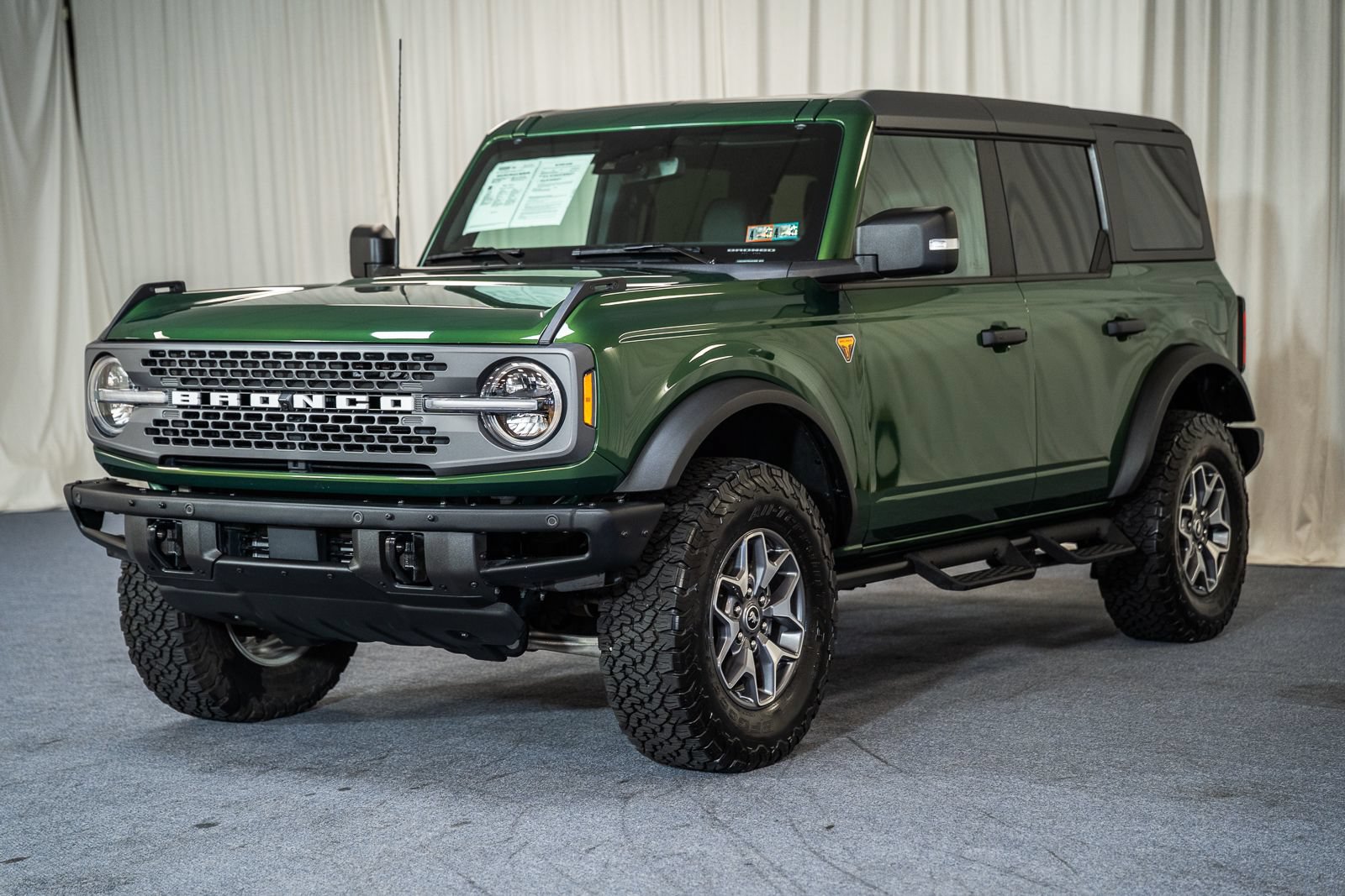 Used 2024 Ford Bronco Badlands AWD/4WD image 3