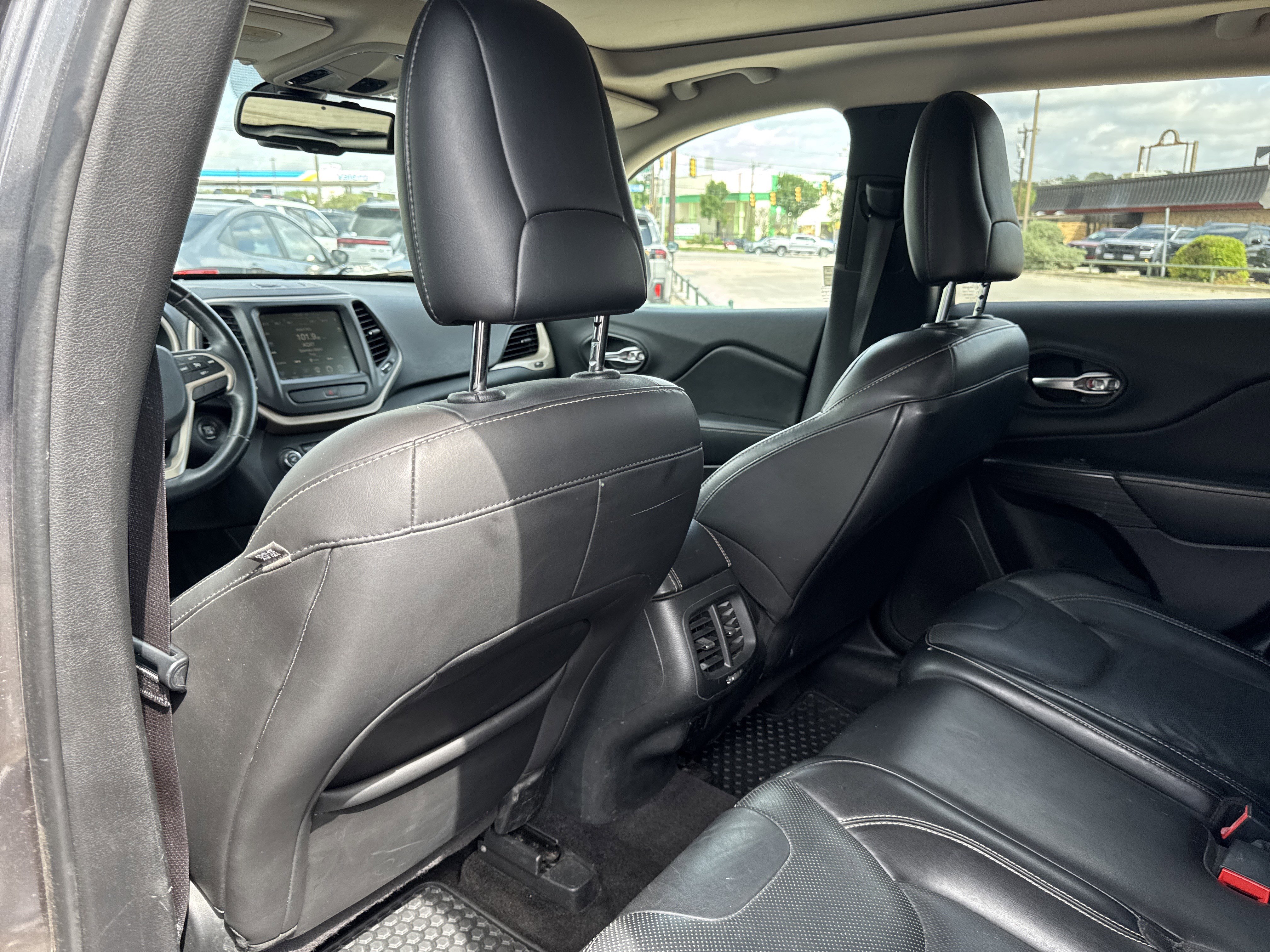 Used 2015 Jeep Cherokee Limited w/ Luxury Group AWD/4WD image 26