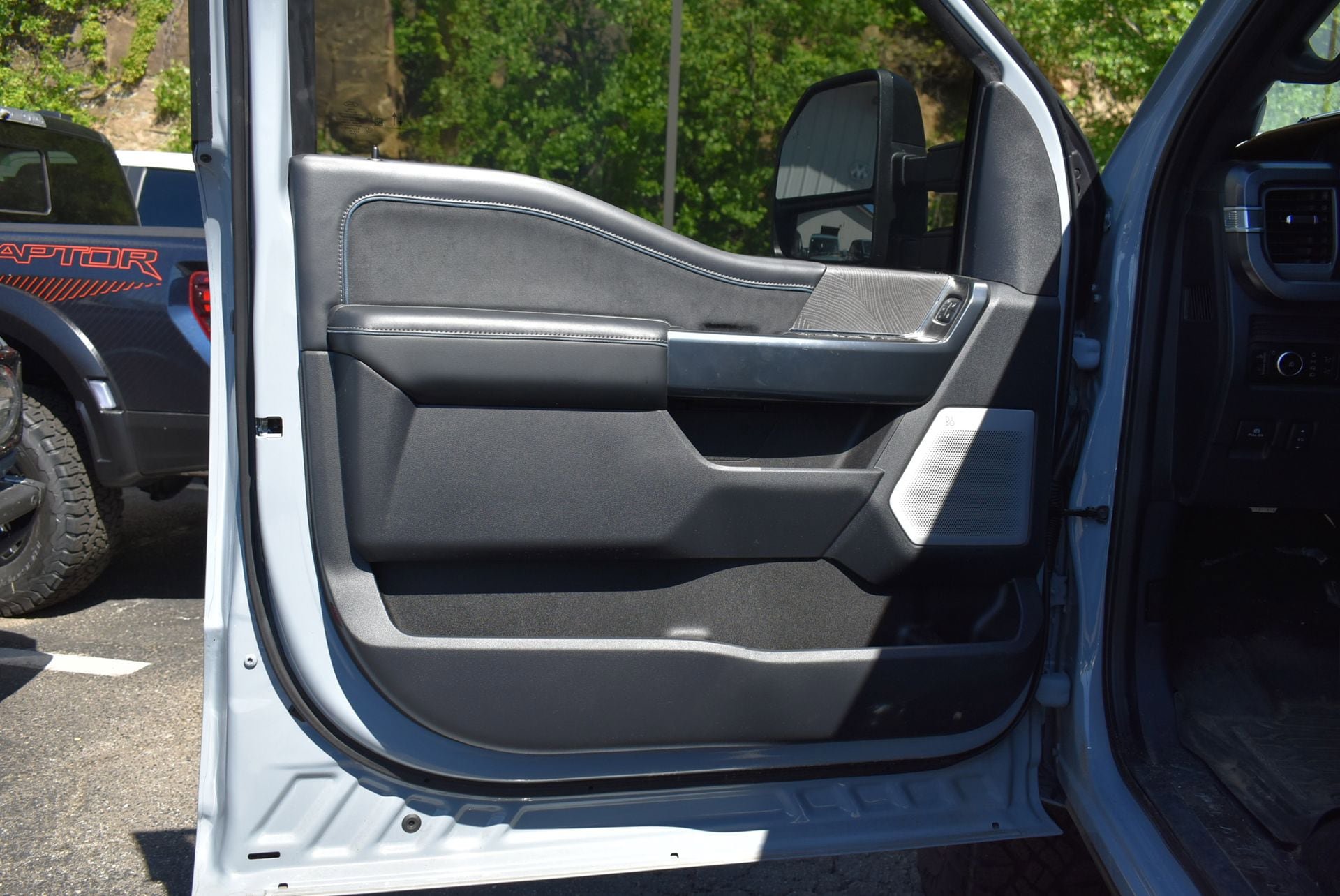 Used 2025 Ford F250 Platinum w/ Tremor Off-Road Package AWD/4WD image 9