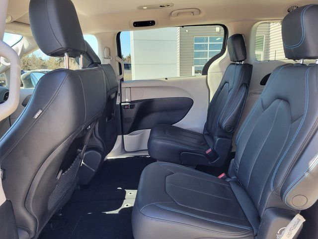 Used 2021 Chrysler Pacifica Touring-L image 24