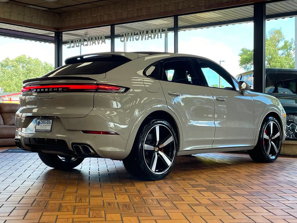 Used 2024 Porsche Cayenne Turbo AWD/4WD image 11