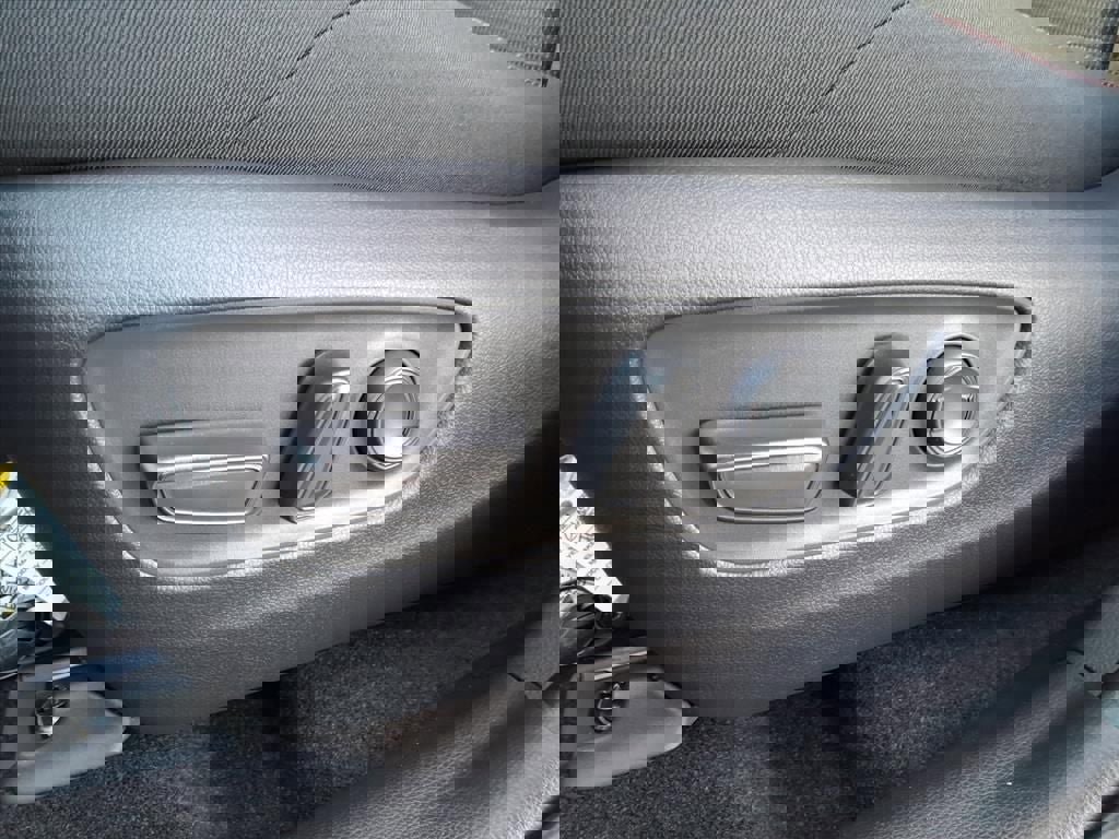 New 2025 Toyota RAV4 SE image 4