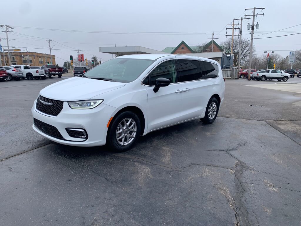 Used 2024 Chrysler Pacifica Touring-L image 3