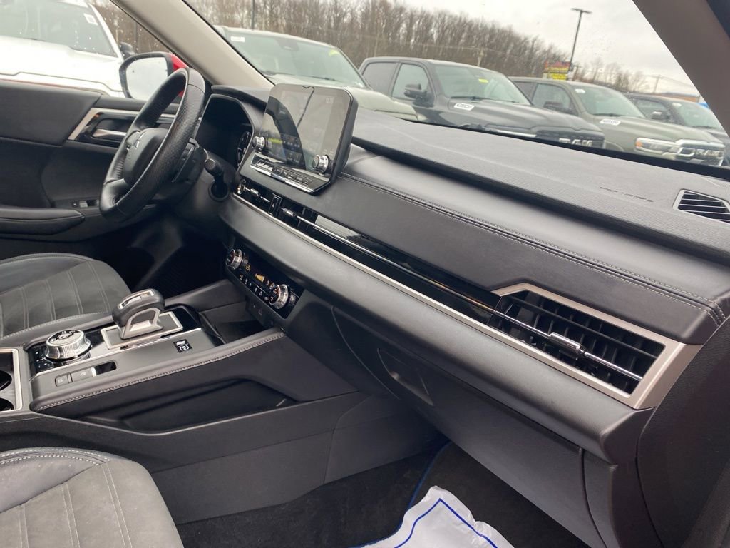 Used 2024 Mitsubishi Outlander 4WD Plug-In Hybrid image 8