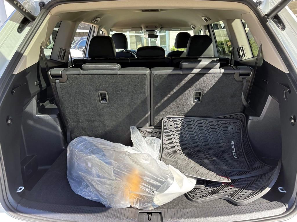 Used 2025 Volkswagen Atlas SE image 9