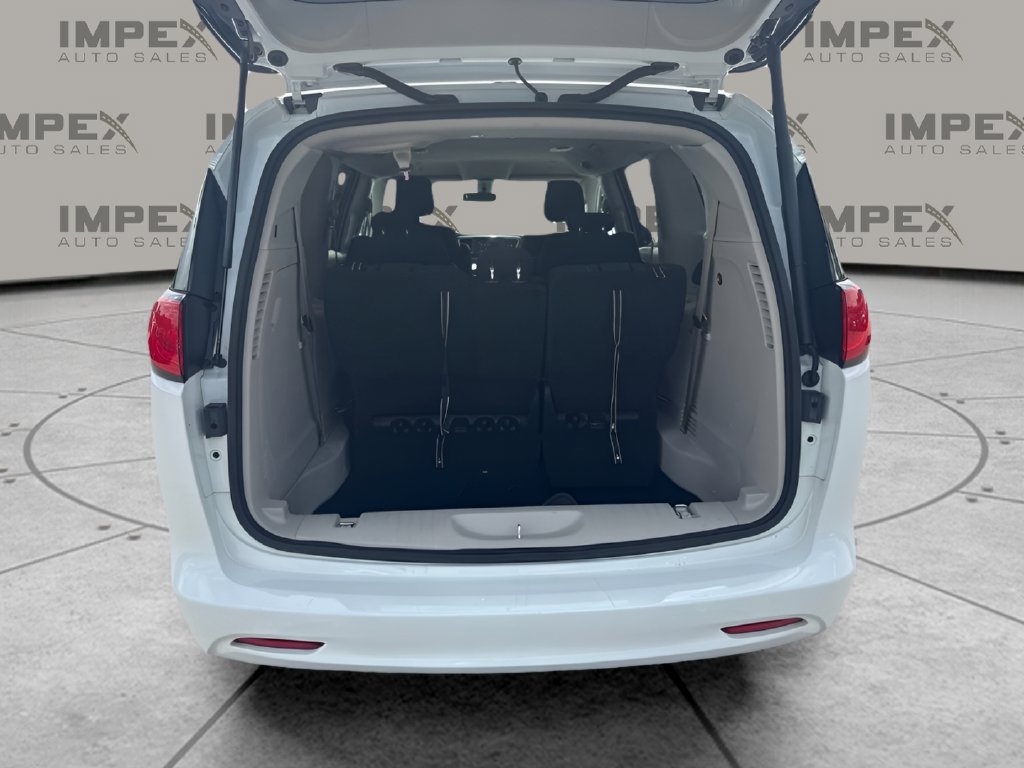 Used 2022 Chrysler Voyager LX FWD image 16