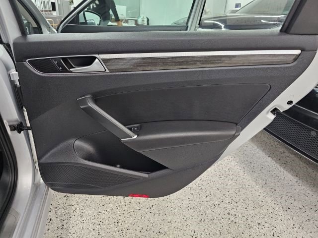 Used 2016 Volkswagen Passat 3.6 SEL Premium image 28