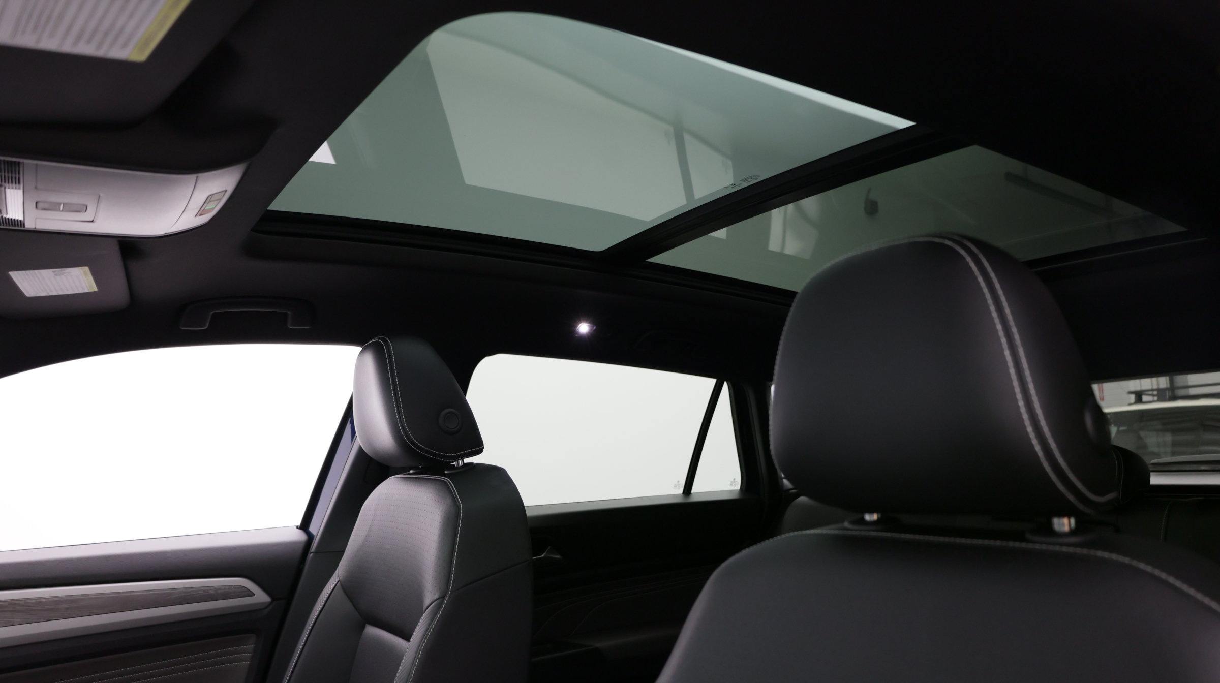 Used 2023 Volkswagen Atlas Cross Sport SE w/ Panoramic Sunroof Package FWD image 5