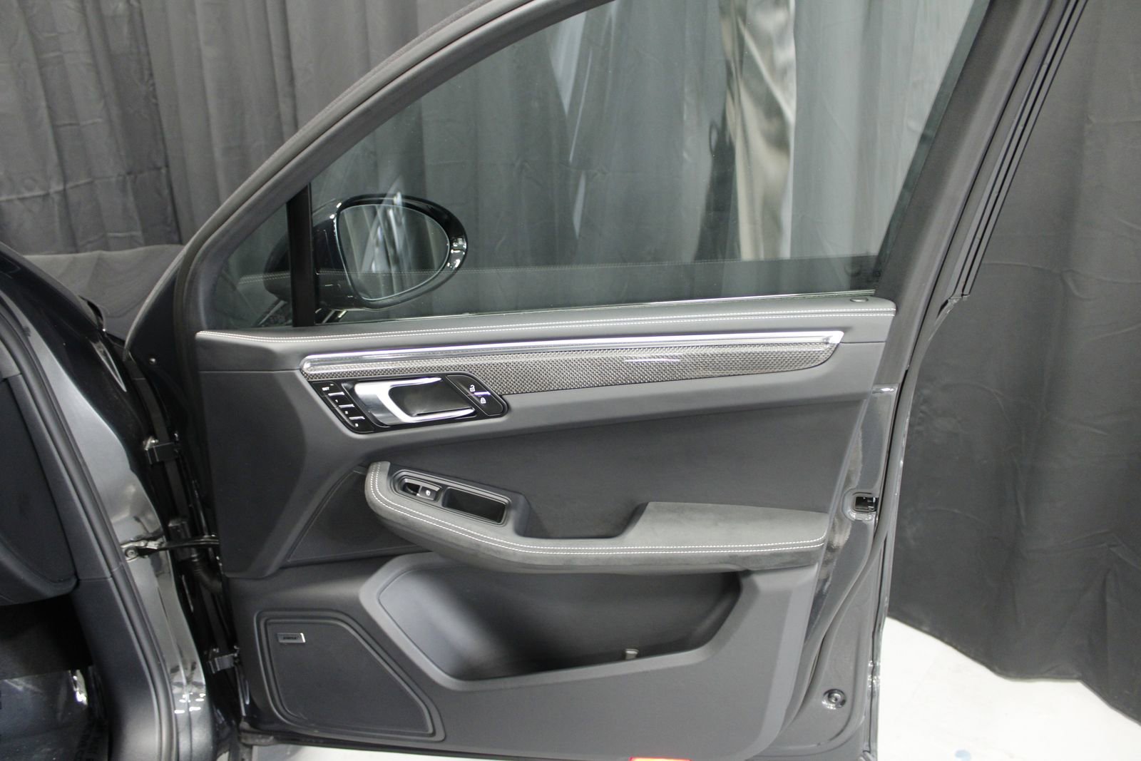 Certified 2025 Porsche Macan GTS image 22