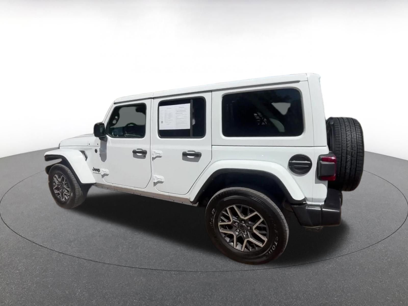 Used 2025 Jeep Wrangler Unlimited Sahara AWD/4WD image 12