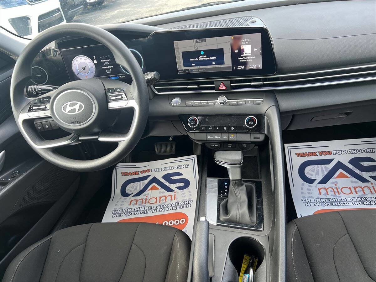 Used 2024 Hyundai Elantra SEL image 11