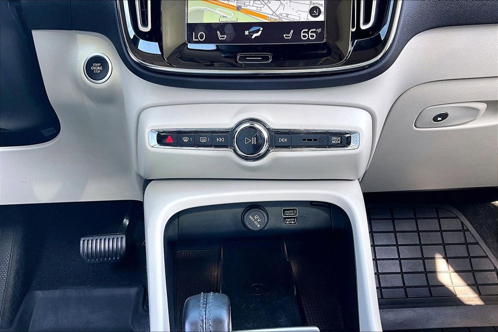 Used 2021 Volvo XC40 T5 Momentum w/ Premium Package image 37