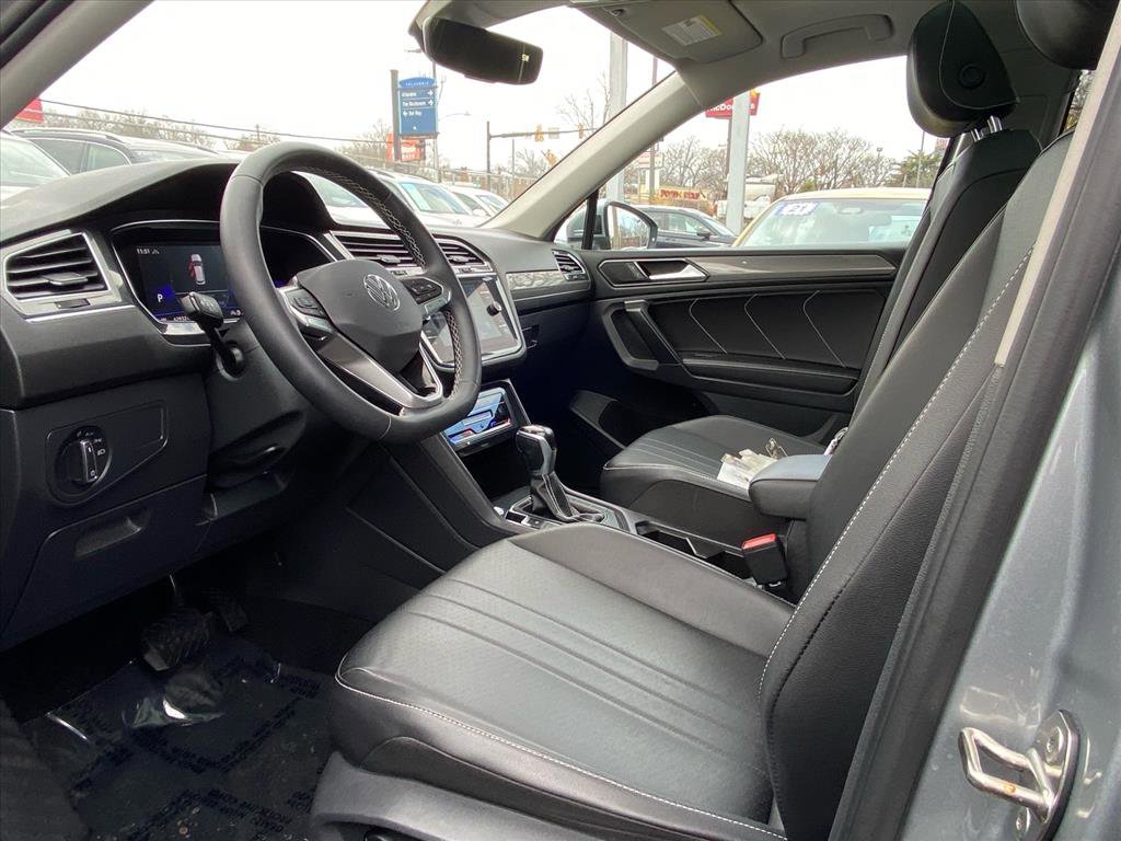 Used 2023 Volkswagen Tiguan SE w/ Panoramic Sunroof Package AWD/4WD image 13