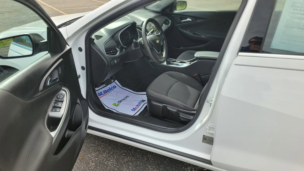 Used 2019 Chevrolet Malibu LS image 18