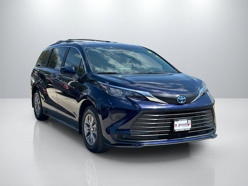 Used 2025 Toyota Sienna LE image 3