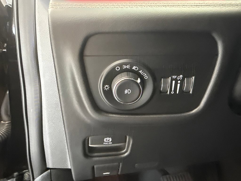Used 2025 Jeep Grand Cherokee Summit AWD/4WD image 19