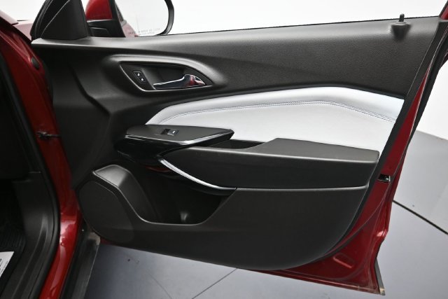 Used 2025 Chevrolet Trax LT w/ LT Convenience Package FWD image 32