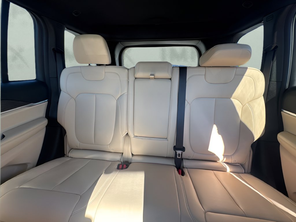 Used 2025 Jeep Grand Cherokee Limited AWD/4WD image 12
