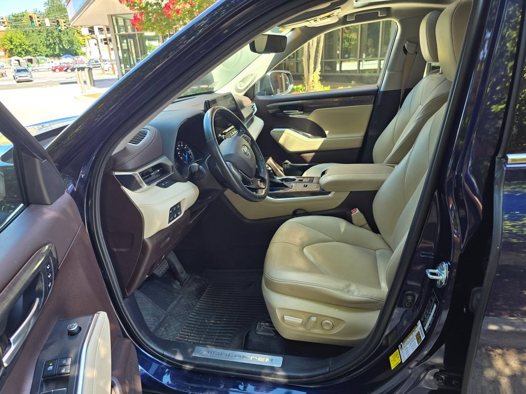 Used 2021 Toyota Highlander Limited AWD/4WD image 9