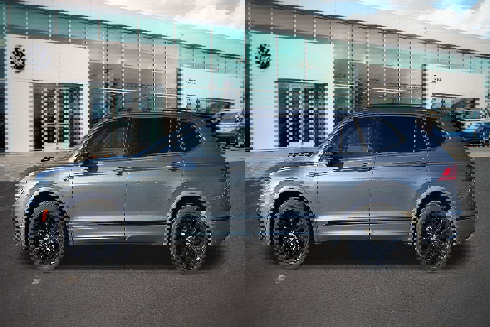 Used 2020 Volkswagen Tiguan SE R-Line image 8