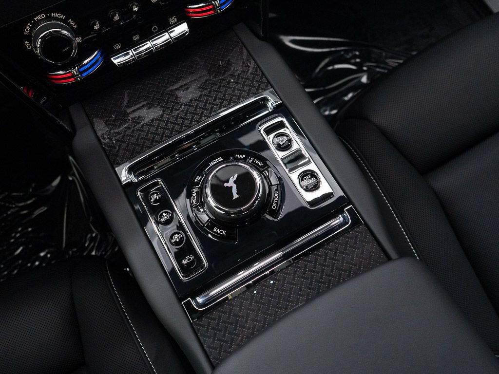 Certified 2026 Rolls-Royce Cullinan Black Badge AWD/4WD image 38