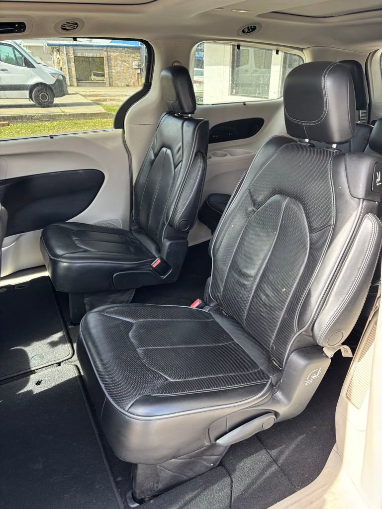 Used 2017 Chrysler Pacifica Limited image 8
