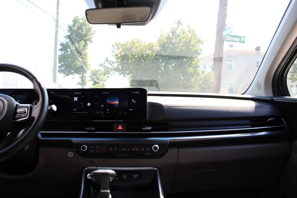 Used 2025 Kia Carnival FWD image 27