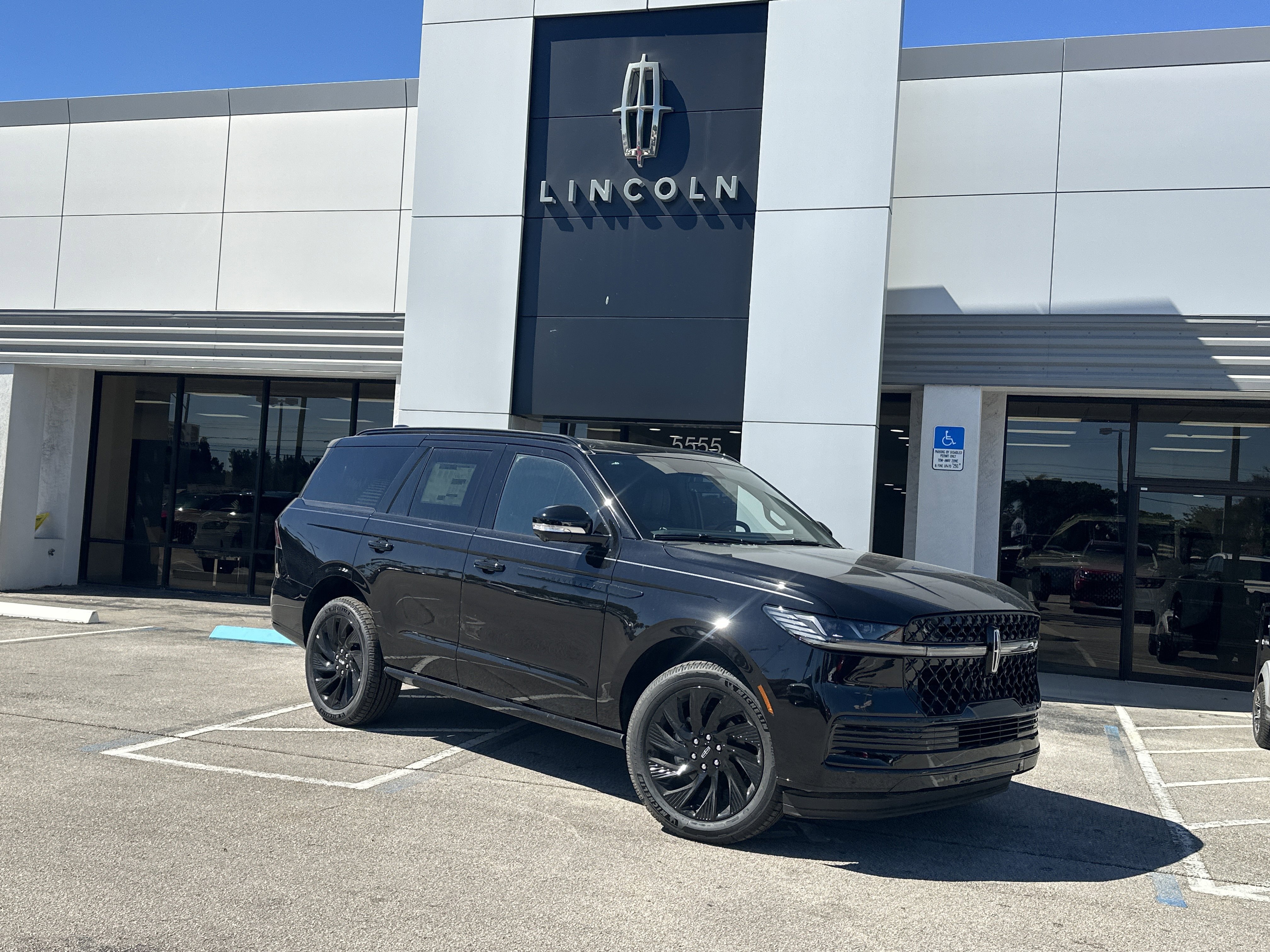 New 2025 Lincoln Navigator Reserve w/ Jet Appearance Package