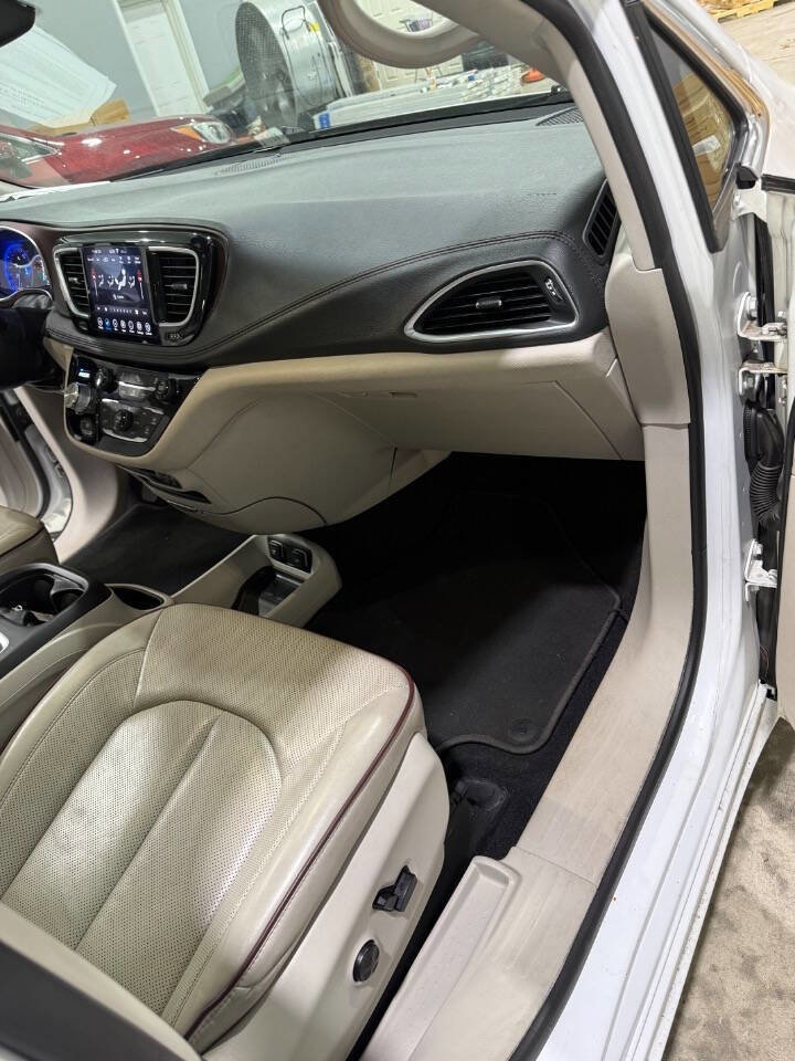 Used 2020 Chrysler Pacifica Limited FWD image 10
