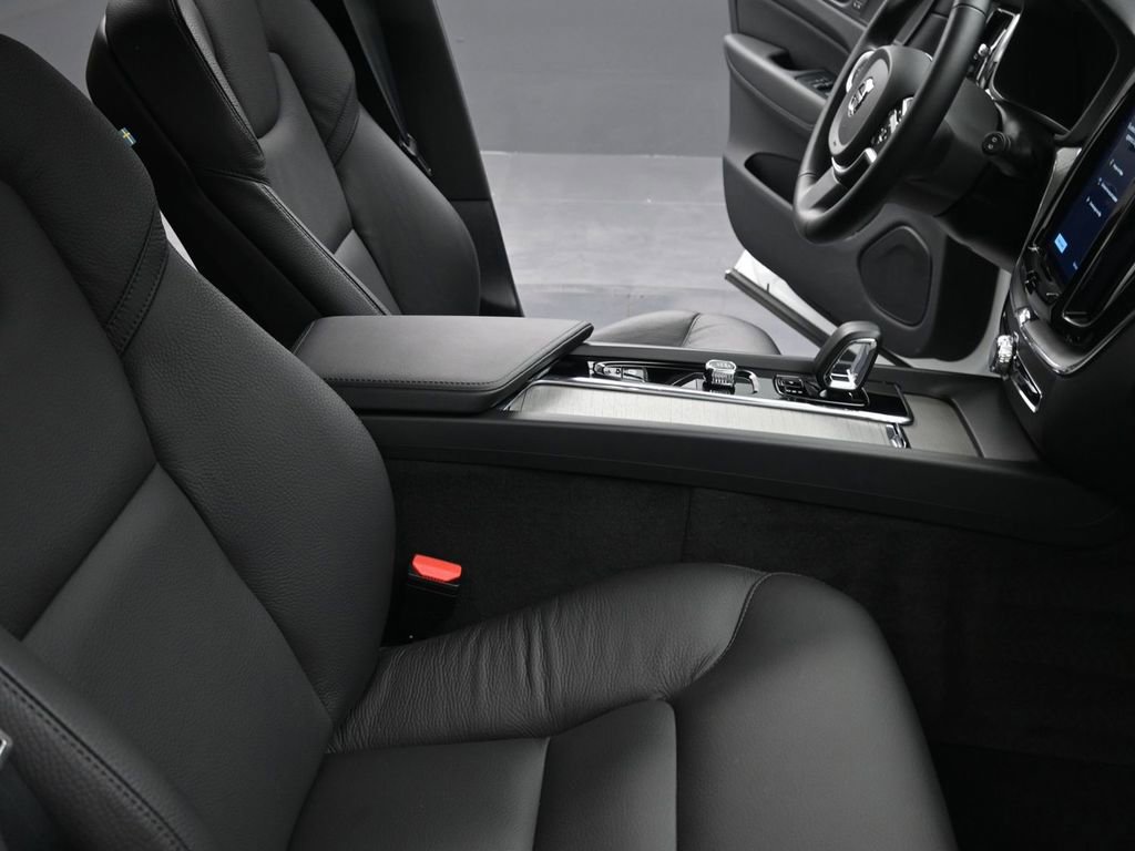 Used 2025 Volvo XC60 B5 Plus image 16