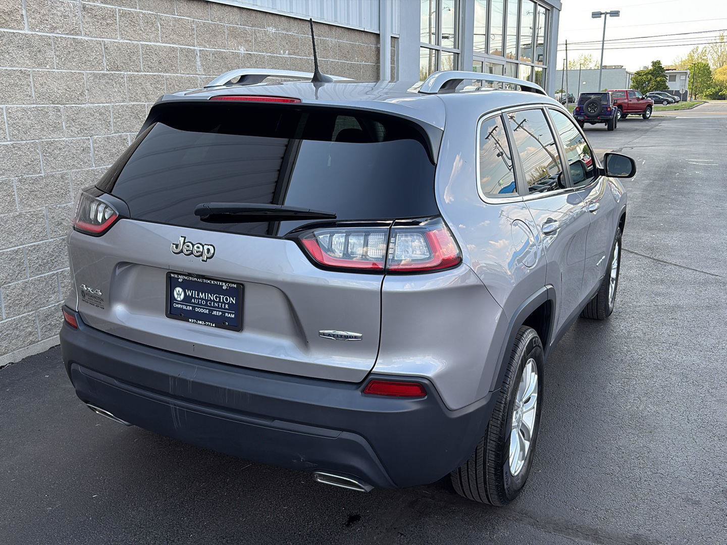 Used 2019 Jeep Cherokee Latitude w/ Cold Weather Group AWD/4WD image 3